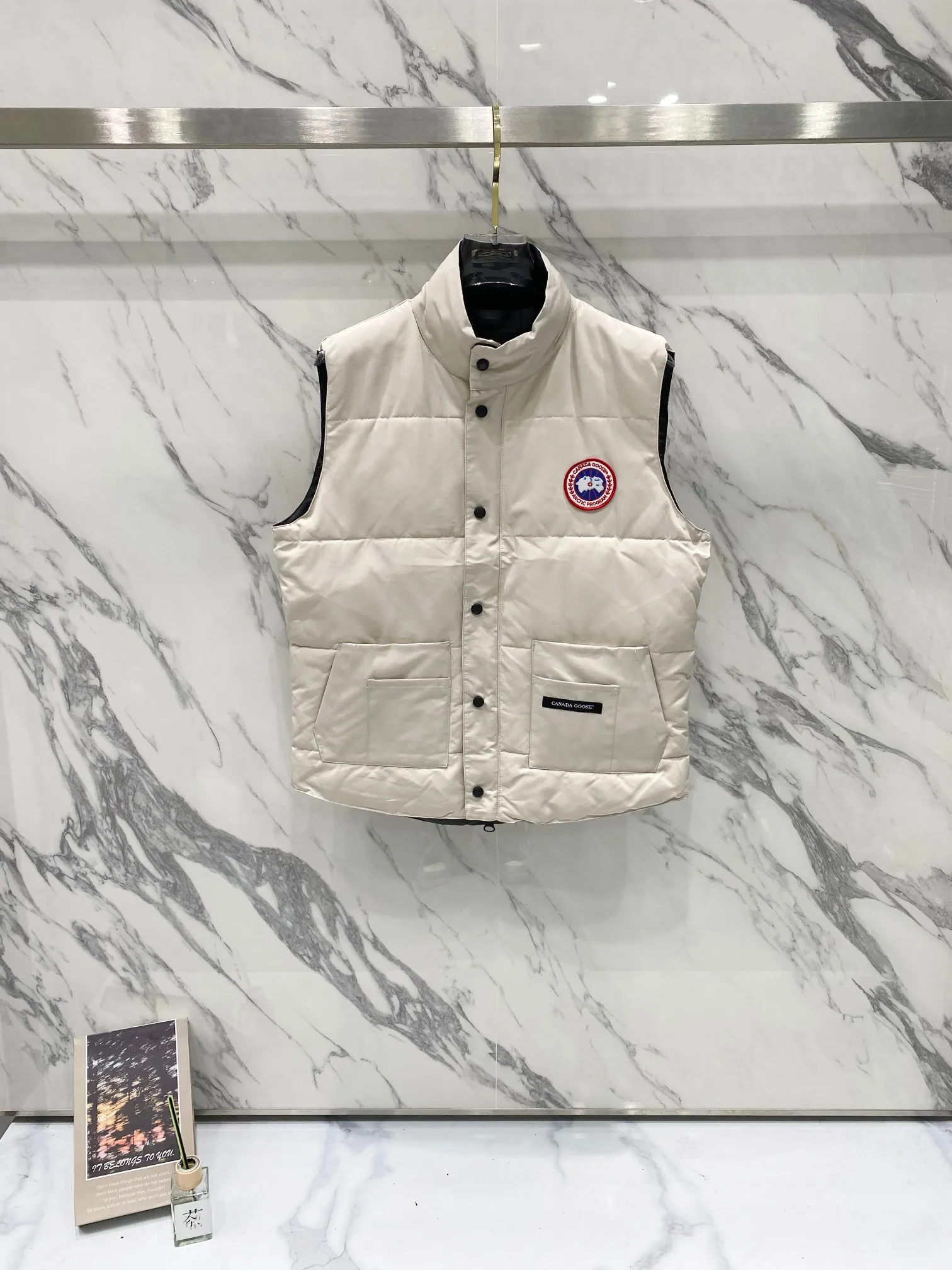 P360 CANADA GOOSE / Freestyle Crew vest 4154M Canada Goose vest for men and women. Canada Goose has always been recognized as the warmest down jacket. Various Instagram celebrities, Internet celebrities, and celebrities often wear it for street photos. This is my fifth year of going out for Canada Goose. I make Canada Goose every year, but I still can’t get rid of my love for the goose. No matter how cold the days are, there is no need to be afraid! Because of the care of the big goose ♦The down vest is definitely an artifact of the concave shape in autumn and winter!!! The world's most popular down vest will be shipped in 2024!!! ♦Order model for trading companies, exclusively launched! The counters purchase at the same time through the same channel. ♦The high-density gall-free fabric and anti-drilling velvet technology is a strong proof of authenticity and cannot be compared with ordinary imitations. It is a high-quality product from the channel, and every detail is perfectly presented.  ♦A down vest for autumn and winter. Would you be worthy of yourself if you don’t buy Canada Goose? If you want to be beautiful but also keep warm, Canada Goose can give you what you want. ♦Everyone on earth knows about Canada Goose! I won’t say much, just take a look at the real-life details to get a feel for the product! The double-layer pocket design on the clothes is more convenient. The buttons are engraved with letters. The details are perfect. The neckline is designed to fit the skin to keep warm and comfortable. The second thing is to wear it correctly. The key is to consider the autumn and winter clothing matching. Look at the details to feel it. The best proof is the quick rebound when you press it. Color: black, off-white, gray. Size: M~2XL